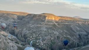 Balonlar çok yakıştı! Turistlerin yeni gözdesi Soğanlı Vadisi'ne ziyaretçi akını yaşanıyor