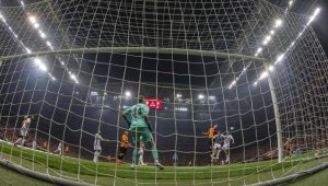 Beşiktaş ilk yarının, Galatasaray ikinci yarının son çeyreğinde gülüyor