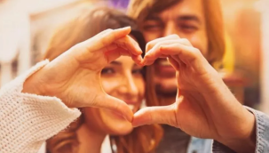 Bir erkek hoşlandığını nasıl belli eder?