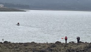 Bolu'da gölette teknenin alabora olması sonucu kaybolan kişiyi arama çalışması başlatıldı