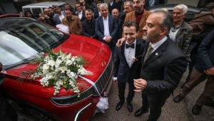 Bursa'da "Anadolu kırmızısı" Togg gelin arabası oldu