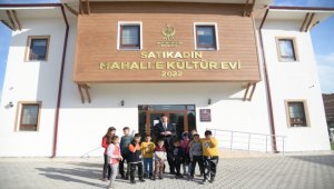 Çocuklar Belediye Başkanının makam aracıyla şehir turu yaptı