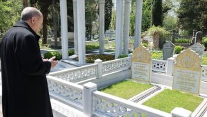 Cumhurbaşkanı Erdoğan'dan bayram arifesinde kabir ziyareti 