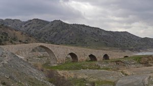 Depremden etkilenen Gölbaşı'ndaki tarihi Altınlı Köprüsü ayakta kaldı