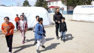 Depremin vurduğu Göksun'un kırsal mahallesinde çocukları okul heyecanı sardı