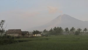 Endonezya'da Semeru Yanardağı kül püskürtmeye başladı