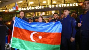 Ermenistan'daki bayrak yakma provokasyonunun ardından Azerbaycanlı halterciler Bakü'ye döndü
