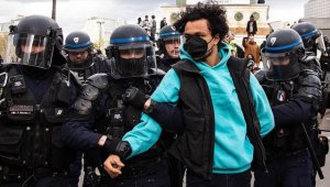 Fransa'da emeklilik reformu karşıtı gösterilerde polisle göstericiler arasında arbede çıktı