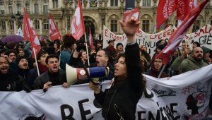 Fransızlar, emeklilik reformunun onaylanmasına tepki olarak sokağa indi