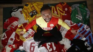 Galatasaray taraftarı karikatürist, forma koleksiyonuyla zaman yolculuğuna çıkartıyor