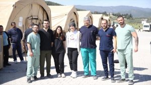 Gönüllü asistan doktorlar depremzedelerin yaralarını sarıyor