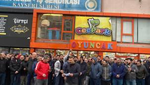 HARB-İŞ sendika üyeleri HARB-İŞ binası önünde eylem yaptı 