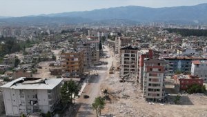 Hatay'da bina yıkım ve enkaz kaldırma çalışmaları devam ediyor