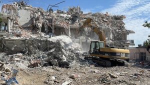 Hatay'da bina yıkım ve enkaz kaldırma çalışmaları sürüyor