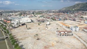 Hatay'da depremin ardından yıkılan yapıların enkazı kaldırılıyor