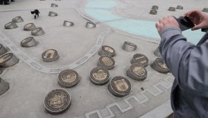 İBB'nin zemine yerleştirdiği cami figürlü levhalar tepki çekti