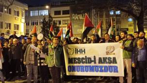 İsrail’in Mescid-i Aksa’ya yaptığı saldırı, teravih sonrası protesto edildi