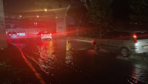 İzmir'deki sağanak yağış hayatı olumsuz etkiledi