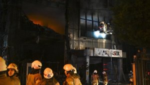 Küçükçekmece'de halı imalathanesindeki yangına müdahale sürüyor