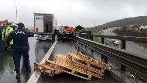 Kuzey Marmara Otoyolu'ndaki kazalar nedeniyle trafik aksadı