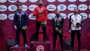 Milli güreşçi Burhan Akbudak, altın madalyayı depremzedelere armağan etti