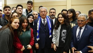 Milli Savunma Bakanı Akar, eski okulu "Taş Mektep"te öğrencilerle buluştu