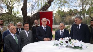 Milli Savunma Bakanı Akar, Kayseri'de partililerle bayramlaştı