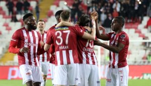 Sivasspor evinde Trabzonspor'u 4-1 mağlup etti