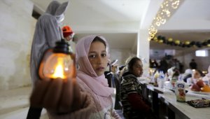 Suriye'de yetimler "Dünya Yetimler Günü"nde iftarda buluştu