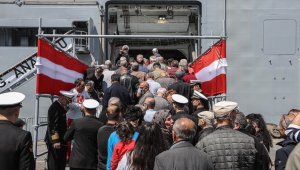 TCG Anadolu gemisi, Sarayburnu Limanı'nda ziyaretçi akınına uğradı