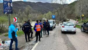 Tunceli'de Munzur Çayı'na otomobil uçtu: 3 kayıp