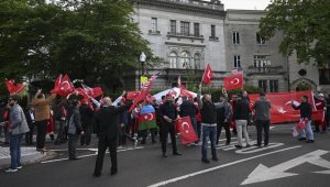 Washington'da Türkler, Türk misyonu önünde eylem yapan Ermeni grupları protesto etti