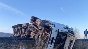 Yağış nedeniyle TIR devrildi