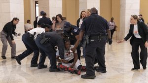 ABD Kongresinde borç limiti görüşmelerini protesto eden bazı göstericiler gözaltına alındı