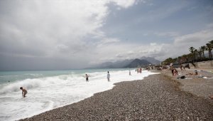 Antalya'da oy kullanan seçmenler dinlenmek için sahilleri tercih etti