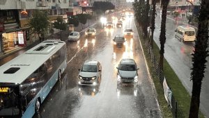 Antalya'da sağanak ve fırtına etkili oluyor