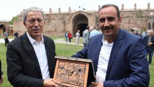 Bakan Akar’a, ‘fahri İncesulu’ plaketi