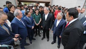 Bakan Akar, Kayseri Fen Lisesi’ne dönüştürülen okulda öğrencilerle buluştu