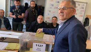 Başkan Büyükkılıç, oyunu kullandı 