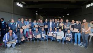 Başkan İlmek’ten depremde enkaz kaldıran işçilere plaket