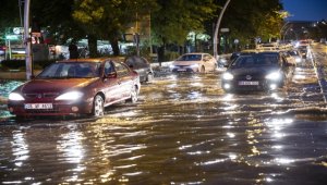 Başkentte sağanak hayatı olumsuz etkiledi