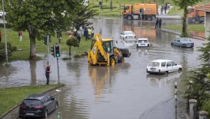 Başkentte sağanak nedeniyle su basan yollarda araçlar mahsur kaldı