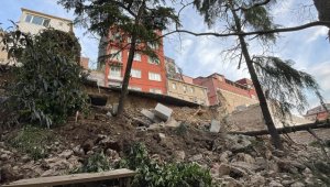 Beyoğlu'nda istinat duvarının çökmesi sonucu 3 bina boşaltıldı