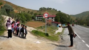 Bitlis'te öğrenciler tehlikeli okul yolunu öğretmenleriyle şarkılar eşliğinde aşıyor