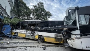 Bursa'da servis aracı ile özel halk otobüsünün çarpıştığı kazada sürücüler yaralandı