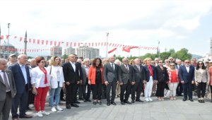 CHP Kayseri İl Başkanlığınca 19 Mayıs dolayısıyla Atatürk Anıtı'na çelenk sunuldu