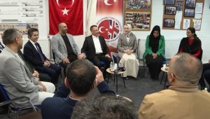 Cumhurbaşkanı Yardımcısı Oktay, Batı Londra Türk Gönüllüleri Derneğini ziyaret etti