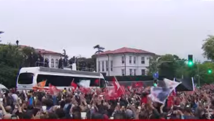 CumhurbaşkanıErdoğan, Kısıklı’daki konutunun önünde bekleyen halka hitap ediyor.