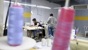 Depremzede tekstilciler, otoparka kurulan atölyelerde tezgahlarının başına geçti