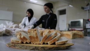Diyarbakır'da kurulan "glütensiz mutfak"ta çölyak hastası öğrencilere ekmek üretiliyor